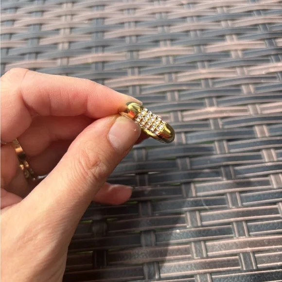 Elegant Gold Chunky Ring with Crystal Accents Size 8 - Picture 6 of 7